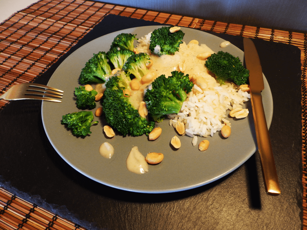 You are currently viewing Reis mit Brokkoli und Mandel-Sauce